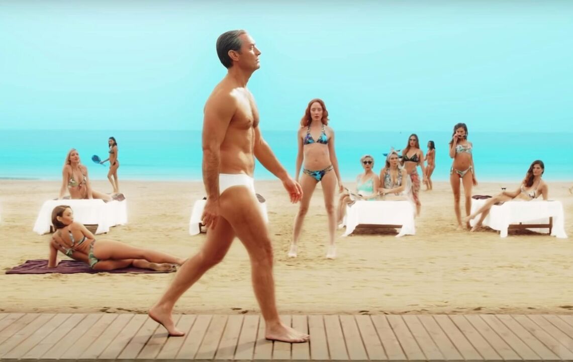 Ang mga batang babae sa beach ay nakatitig sa isang lalaki na pinalaki ang kanyang titi